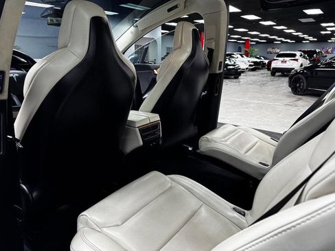 Used 2018 Tesla Model X 75D image 42