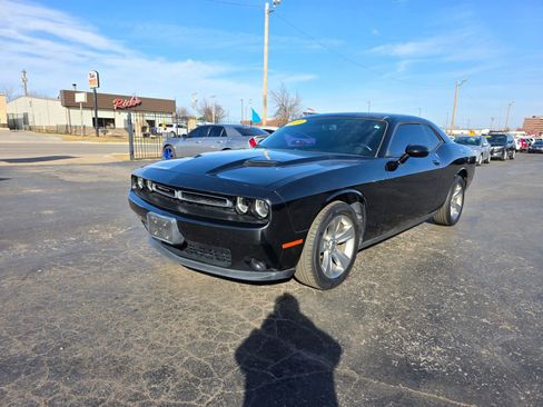 Used 2019 Dodge Challenger SXT image 1