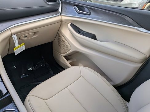 New 2025 Jeep Grand Cherokee Limited w/ Trailer Tow Package image 15