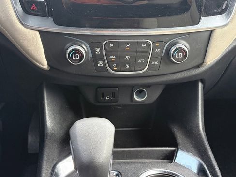 Used 2023 Chevrolet Traverse LS FWD image 12