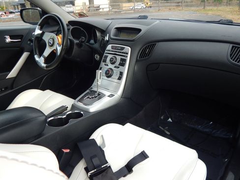 Used 2010 Hyundai Genesis 3.8 image 26