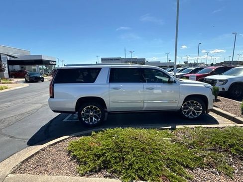 Used 2019 Cadillac Escalade ESV Premium Luxury RWD image 2