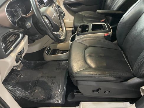 Used 2019 Chrysler Pacifica Touring-L Plus w/ Advanced Safetytec Group image 17