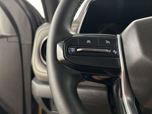 Used 2025 Chevrolet Colorado ZR2 w/ Technology Package AWD/4WD image 9