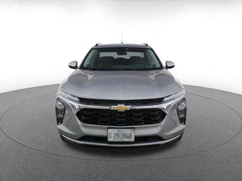 Used 2025 Chevrolet Trax LT w/ LT Convenience Package FWD image 2