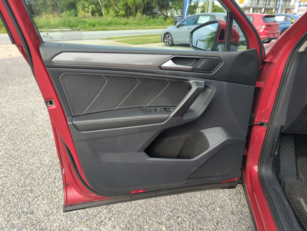 Used 2023 Volkswagen Tiguan SE w/ Panoramic Sunroof Package FWD image 18