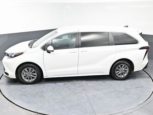 Used 2024 Toyota Sienna LE image 46