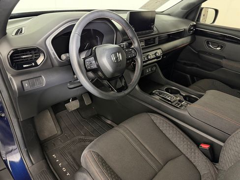 Used 2025 Honda Pilot Sport image 3