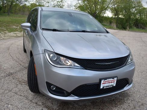 Used 2019 Chrysler Pacifica Touring Plus w/ S Appearance Package FWD image 10