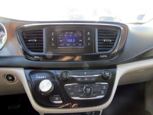 Used 2017 Chrysler Pacifica Touring FWD image 21