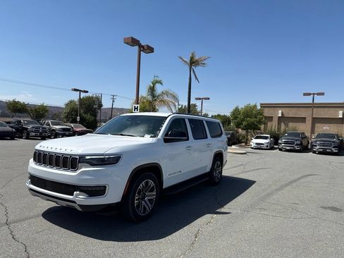 Used 2024 Jeep Wagoneer L Series II RWD image 4