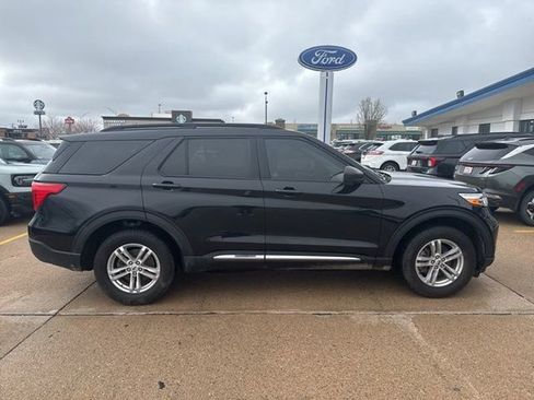 Used 2023 Ford Explorer XLT w/ Equipment Group 202A AWD/4WD image 4