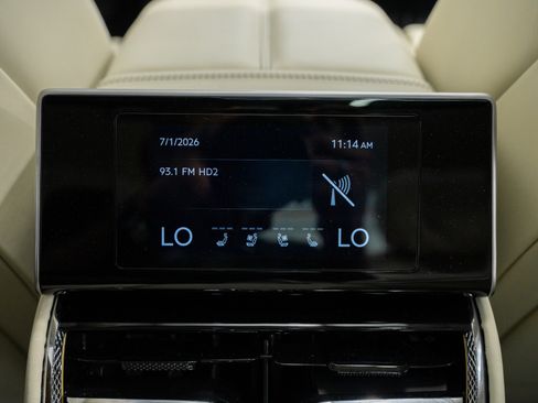 Used 2024 Bentley Flying Spur V8 AWD/4WD image 33