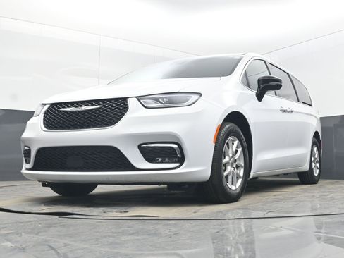 Used 2025 Chrysler Pacifica Select image 20