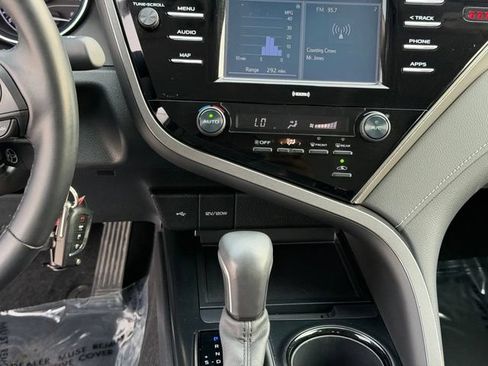 Used 2020 Toyota Camry SE FWD image 16