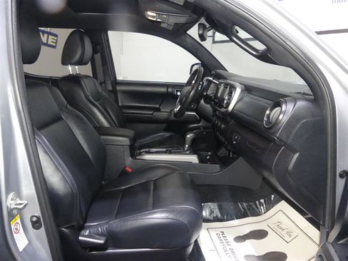 Used 2019 Toyota Tacoma Limited AWD/4WD image 21