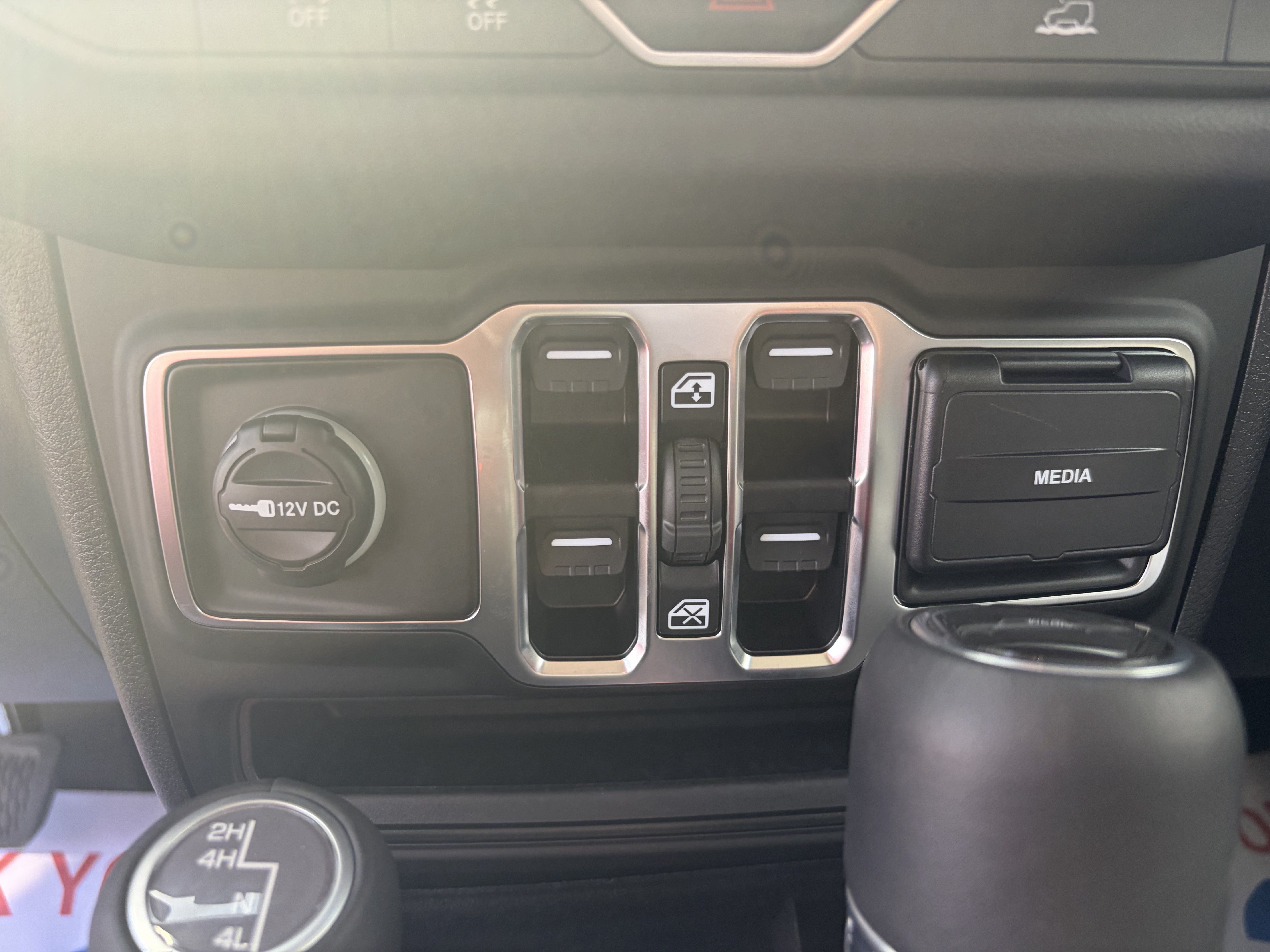 Used 2025 Jeep Gladiator Sport AWD/4WD image 14