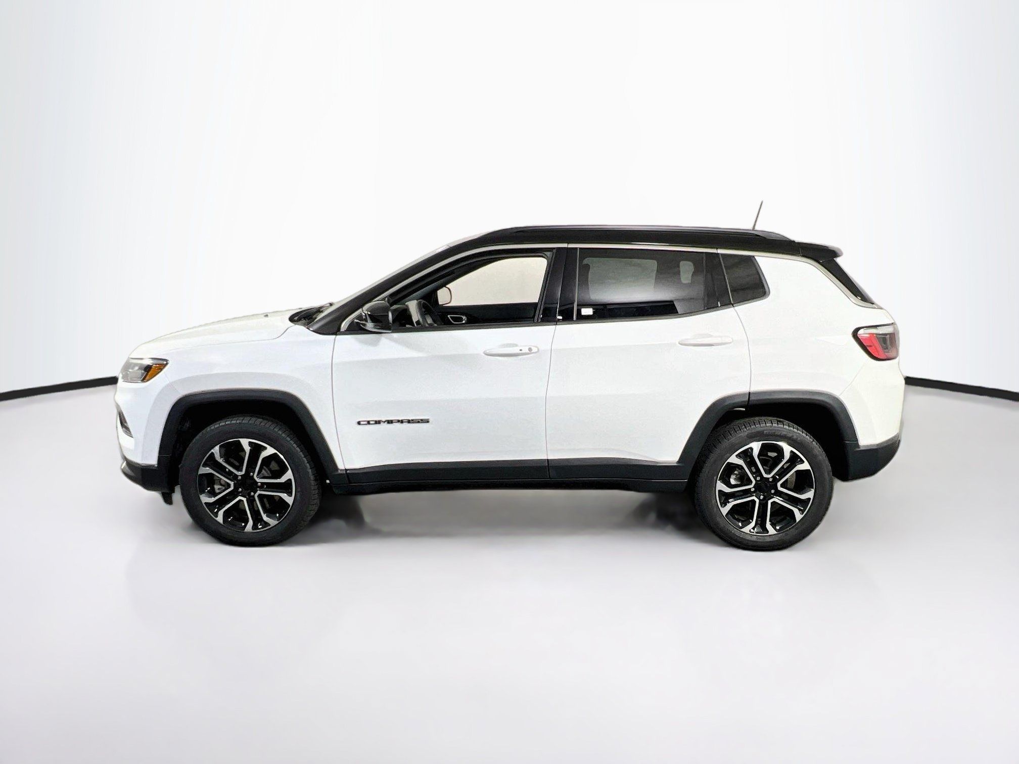 Used 2023 Jeep Compass Limited w/ Sun and Sound Group AWD/4WD image 8