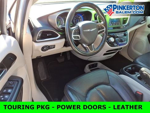 Used 2020 Chrysler Pacifica Touring-L image 15