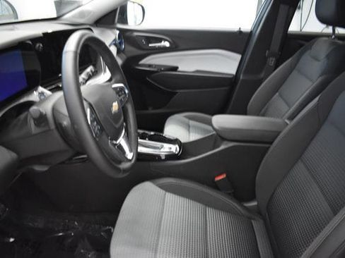 Used 2025 Chevrolet Trax LT w/ LT Convenience Package FWD image 22