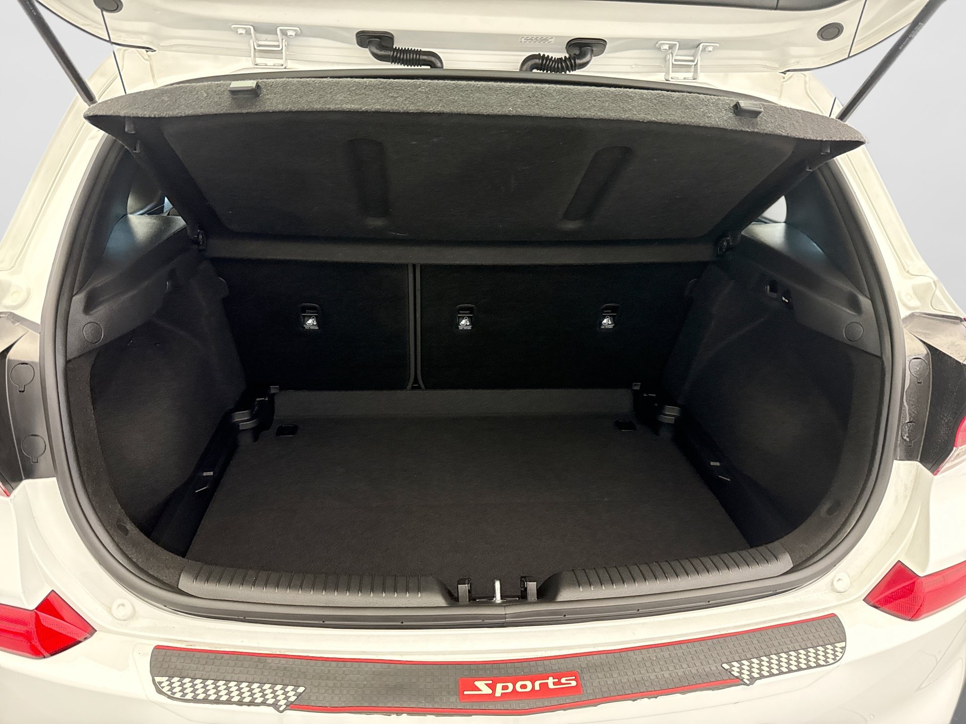 Used 2020 Hyundai Elantra GT FWD image 19