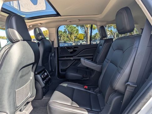 Used 2024 Lincoln Aviator Premiere w/ Premium Package image 13