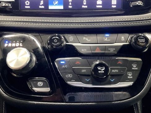 Used 2025 Chrysler Pacifica Limited FWD image 33