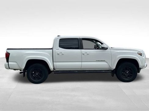 Used 2022 Toyota Tacoma SR5 w/ Technology Package AWD/4WD image 6