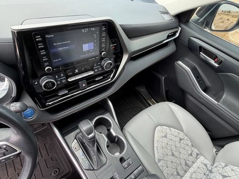 Used 2022 Toyota Highlander Bronze Edition FWD image 19