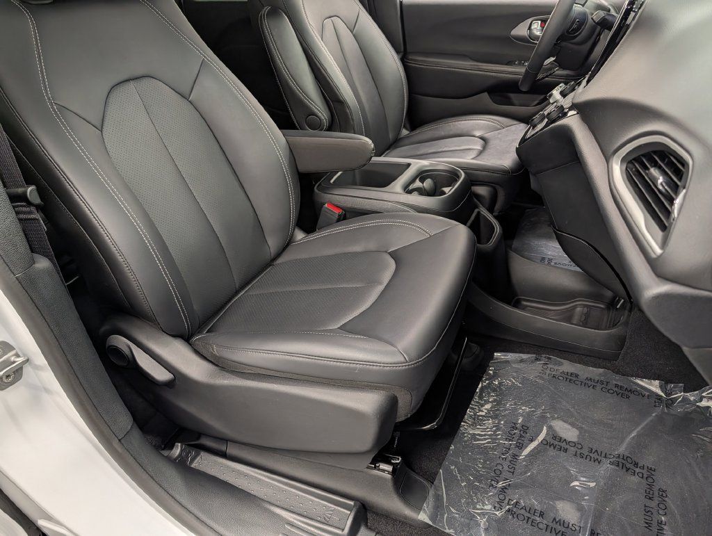 Used 2026 Chrysler Pacifica Select FWD image 35