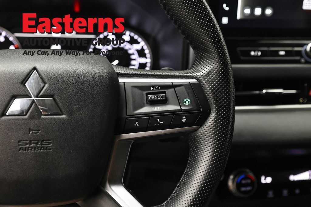 Used 2025 Mitsubishi Outlander SE AWD/4WD image 16