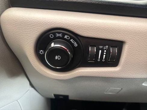 Used 2021 Chrysler Pacifica Touring-L image 17