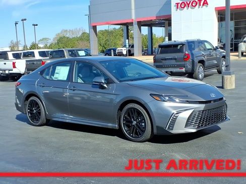 New 2026 Toyota Camry SE image 1