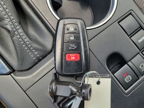 Used 2023 Toyota Highlander LE FWD image 29