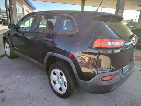 Used 2016 Jeep Cherokee Sport image 5