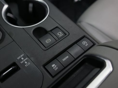Used 2022 Toyota Highlander XLE FWD image 24