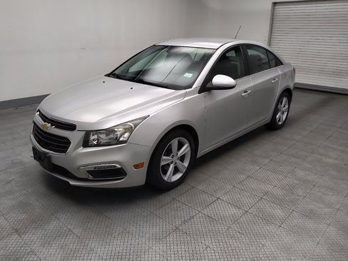 Used 2015 Chevrolet Cruze LT FWD image 2