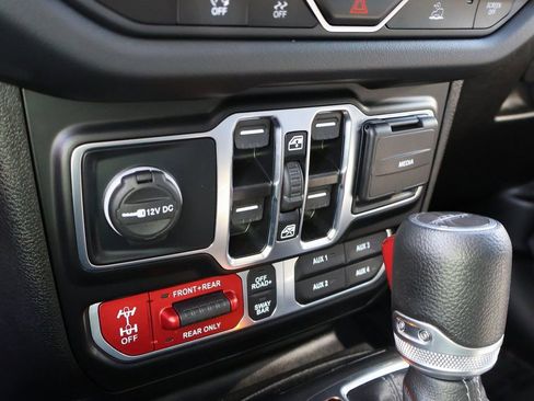 Used 2024 Jeep Gladiator Rubicon w/ Technology Group image 37