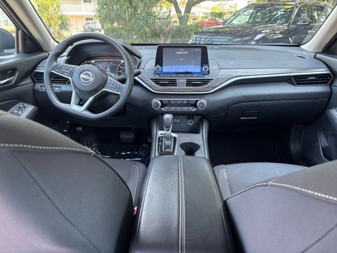 Used 2025 Nissan Altima 2.5 SV FWD image 40