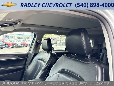 Used 2022 Jeep Grand Cherokee L Limited AWD/4WD image 2