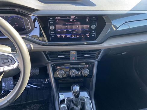 Certified 2022 Volkswagen Taos SEL image 8