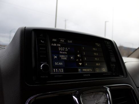 Used 2015 Chrysler Town & Country Touring image 21