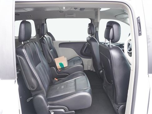 Used 2015 Chrysler Town & Country Touring-L w/ Driver Convenience Group image 11