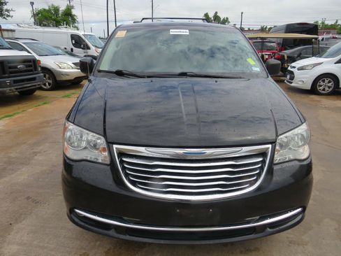 Used 2015 Chrysler Town & Country Touring FWD image 2