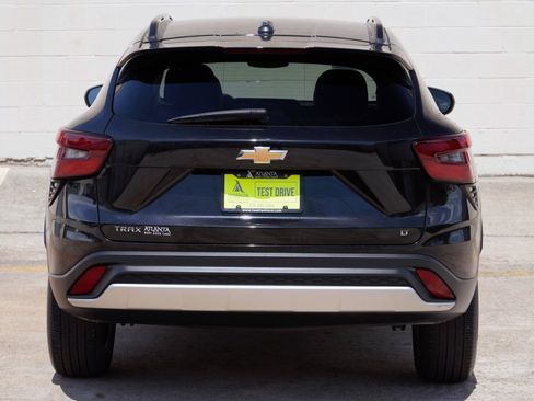 Used 2025 Chevrolet Trax LT w/ LT Convenience Package FWD image 44