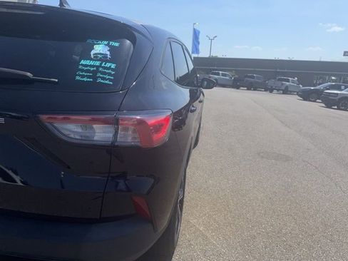 Used 2021 Ford Escape SE w/ SE Sport Appearance Package image 3