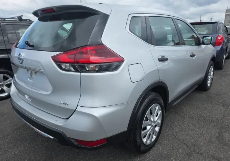 Used 2018 Nissan Rogue S AWD/4WD image 2