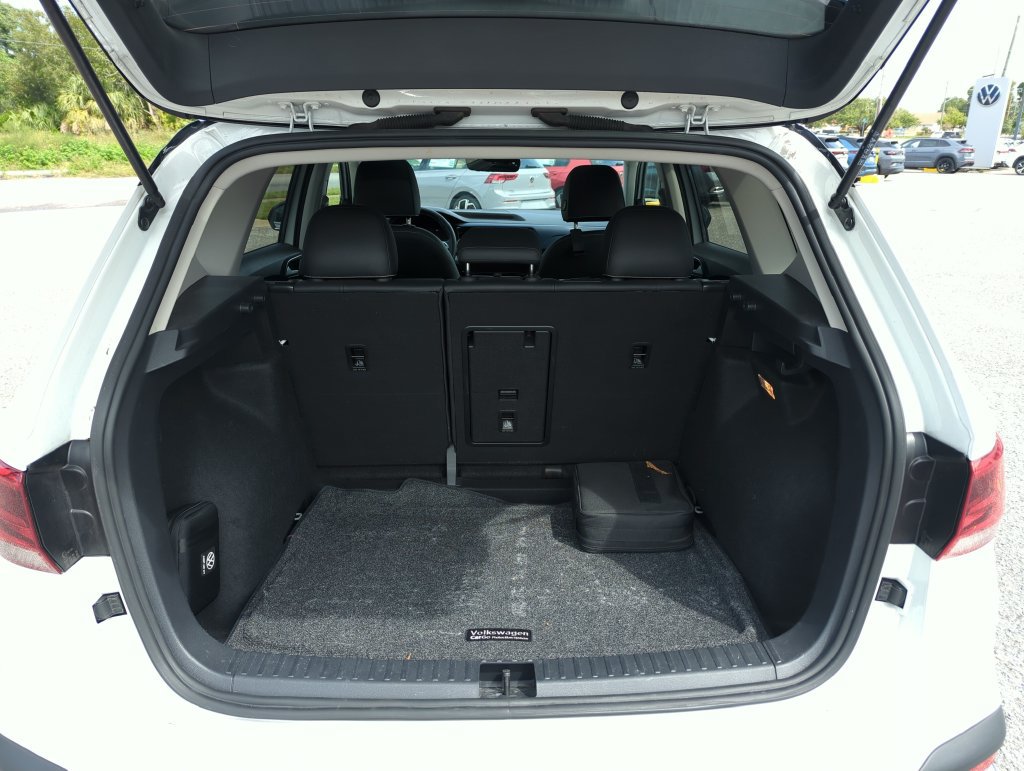 Used 2023 Volkswagen Taos SE w/ Panoramic Sunroof Package FWD image 31