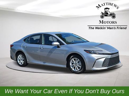 Used 2025 Toyota Camry SE FWD image 1