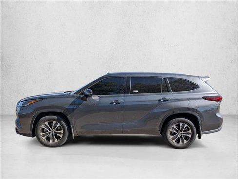 Used 2021 Toyota Highlander XLE AWD/4WD image 8